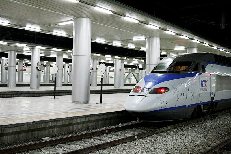 서울역에 정차한 KTX 열차