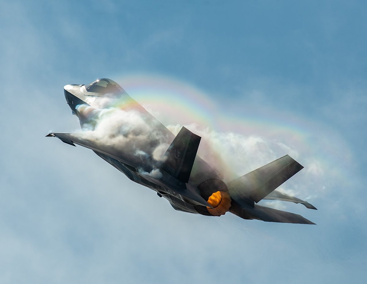 급상승 비행 중인 미 공군 F-35A 라이트닝 II 전투기