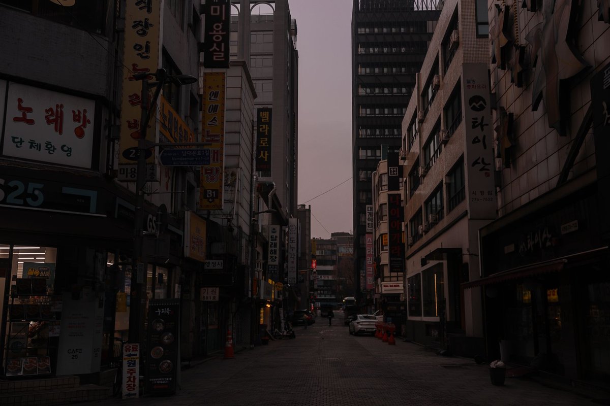 간판 불빛이 늘어선 서울 도심 골목의 저녁 풍경