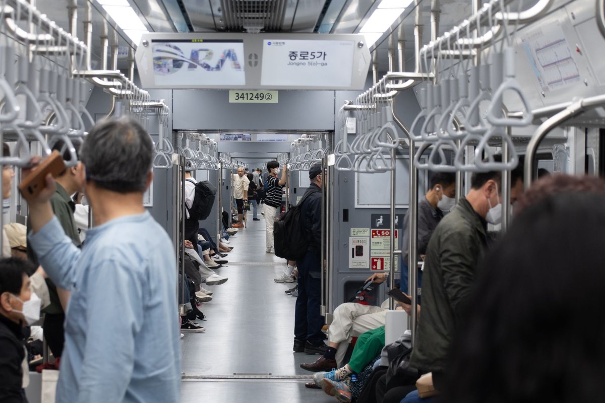 출근길, 승객들로 가득 찬 서울 지하철 내부