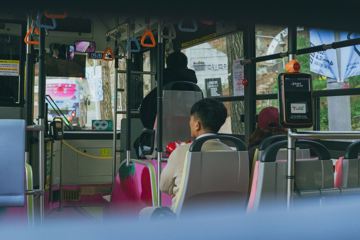 버스에 앉은 승객들 뒷모습과 창가의 교통카드 단말기