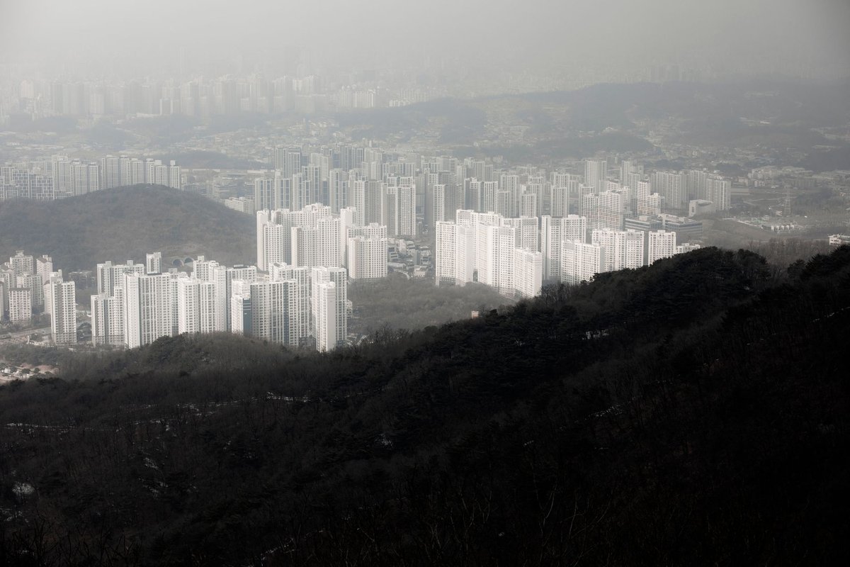 안개 낀 산 능선 너머로 보이는 대단지 아파트들