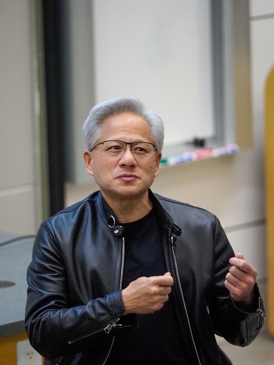 스탠퍼드 대학교에서 발언 중인 엔비디아 창립자 겸 CEO 젠슨 황