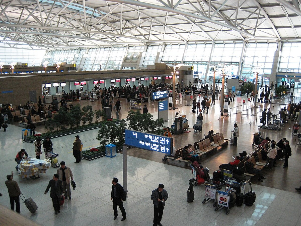 인천국제공항 출국장 체크인 카운터에 몰린 승객들