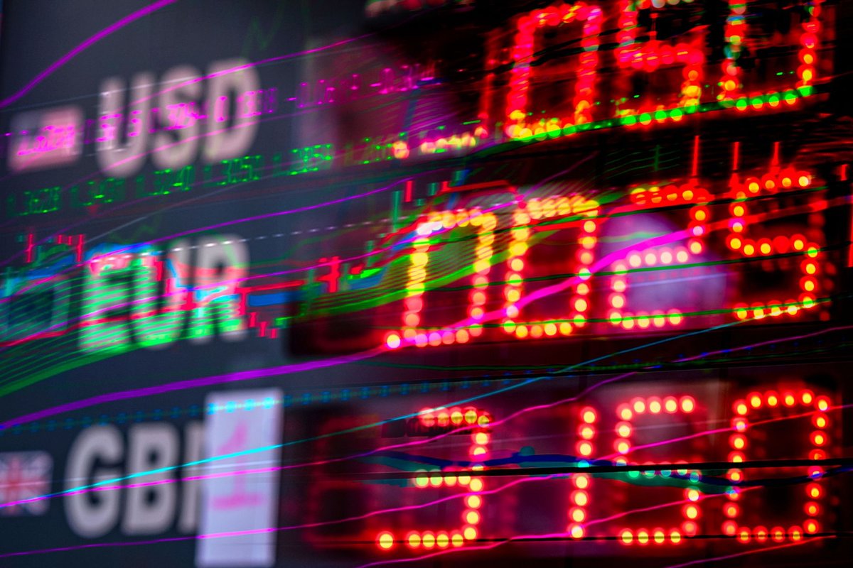 USD·EUR·GBP 환율을 표시하는 전광판