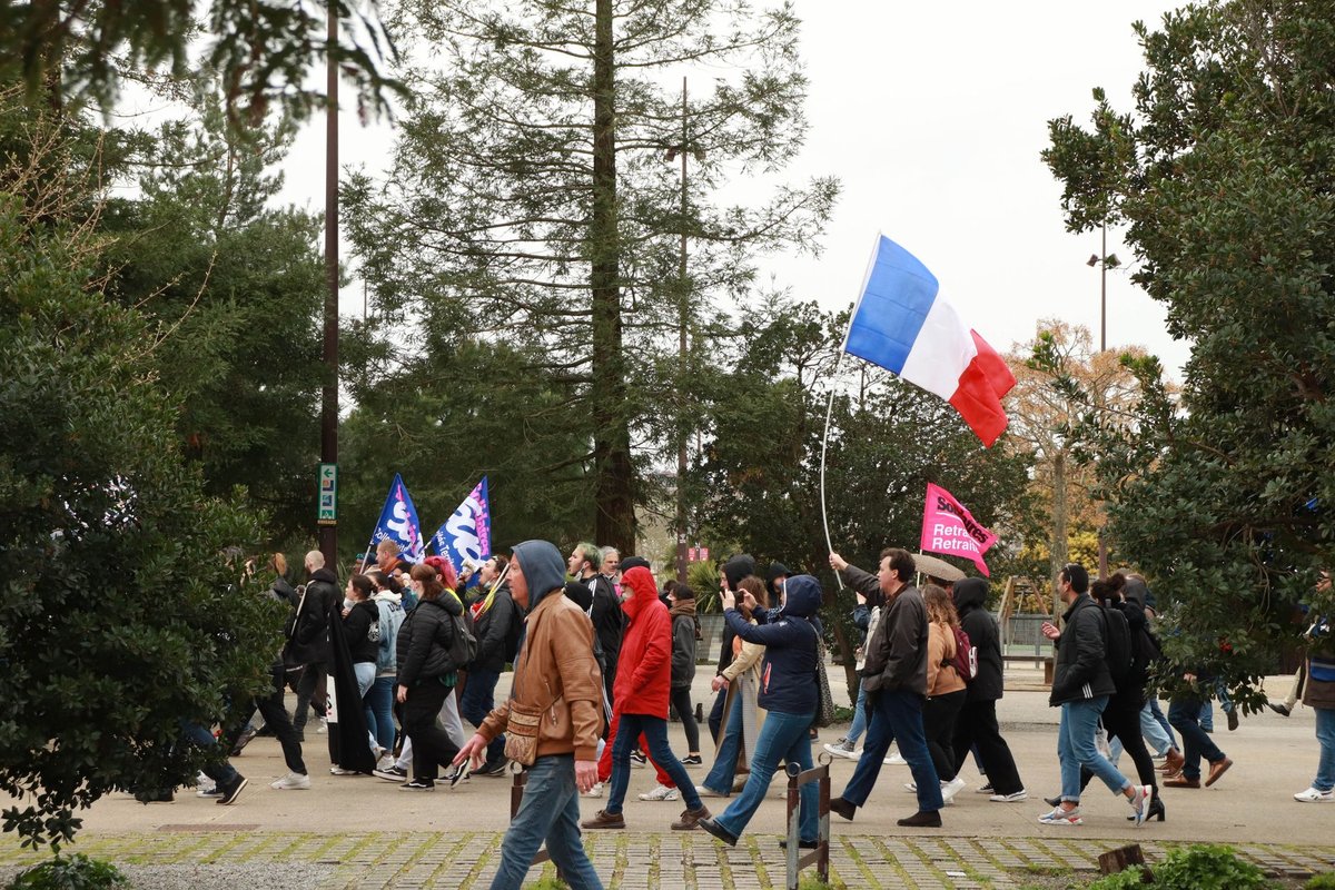 프랑스 국기를 들고 행진하는 시위대(과거 연금개혁 시위 당시 자료사진)